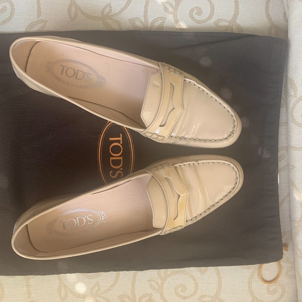 Tod's Patent Leather Flats/Loafers, Beije, 39